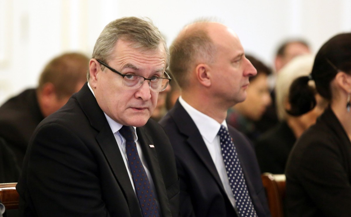 Resort wicepremiera Piotra Glińskiego miał - według serwisu wroclaw.wyborcza.pl - sugerować, że dotacja zostanie przyznana, jeśli z programu towarzyszącego festiwalu zostanie usunięty spektakl "Klątwa". Tomasz Kireńczuk, dyrektor programowy festiwalu, uznał to za zamach na wolność osobistą oraz próbę wymuszenia kroków, które odbiorą widzom prawo do decydowania na co chcą wydać pieniądze.