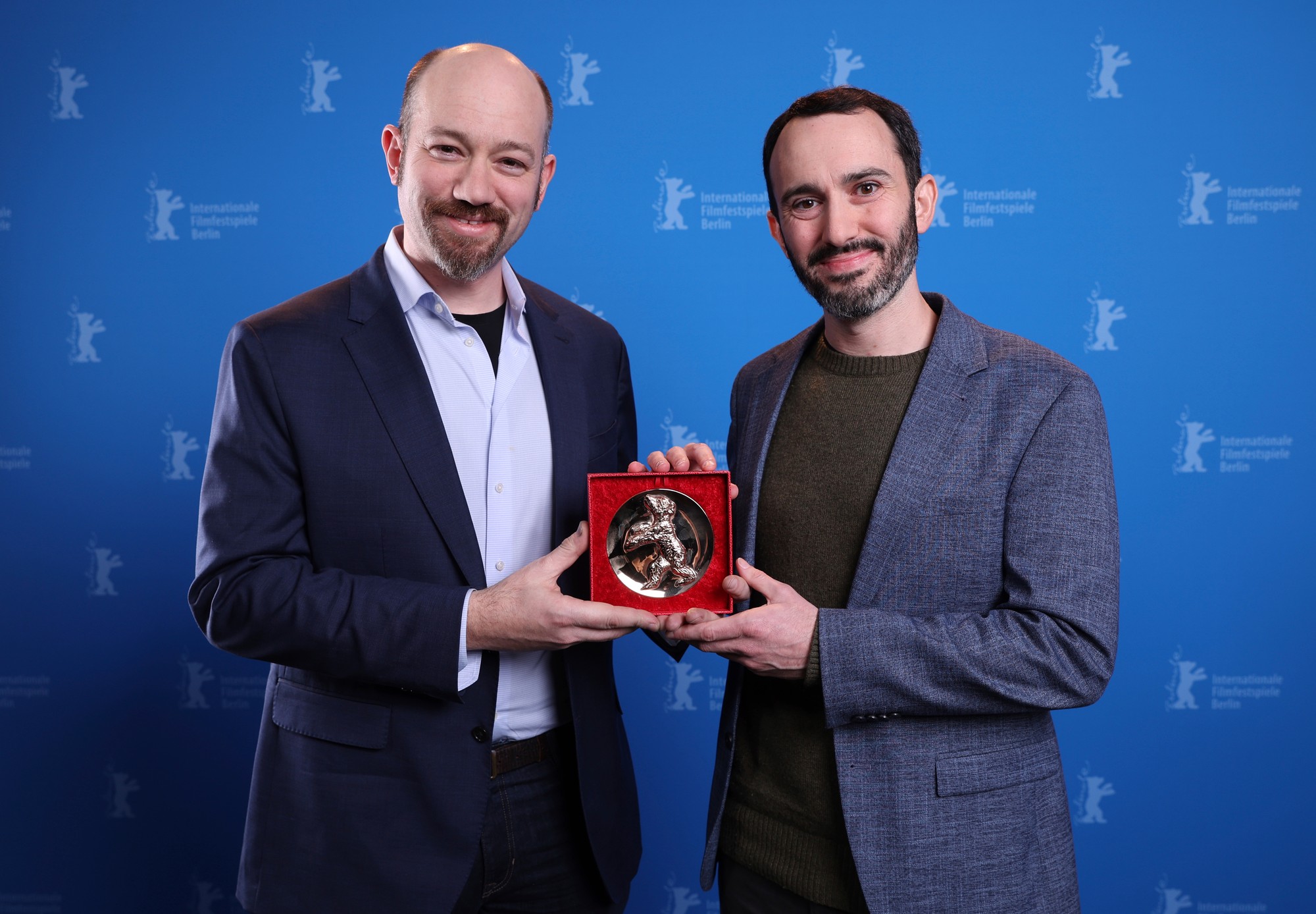 Americký režisér Brandon Kramer (vpravo) a americký režisér Lance Kramer pózujú s cenou Berlinale Documentary Award.