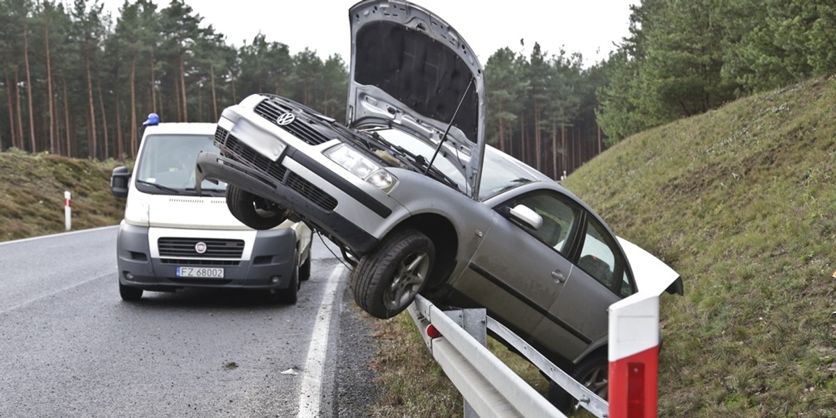 Volkswagen wpadł w poślizg i zawisł na barierkach