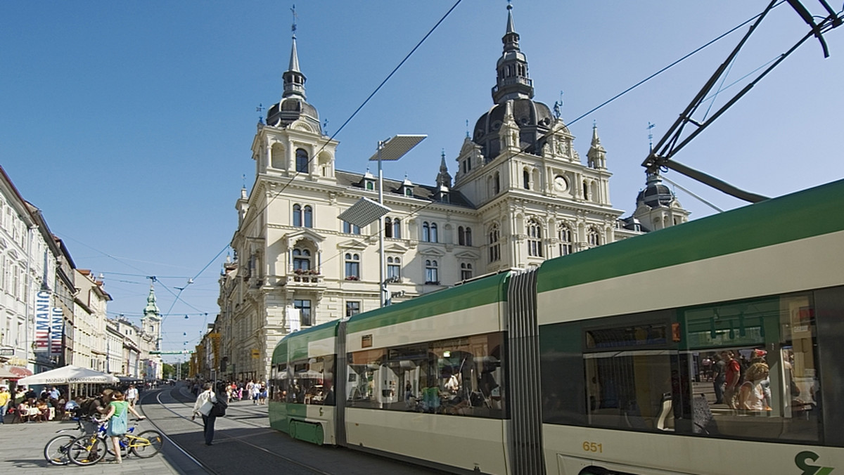 Kolędnik z gwiazdą oraz diabeł i anioł będą witać pasażerów świątecznego tramwaju, w którym obok choinek muzealnicy z Muzeum Śląskiego w Katowicach ustawią także cztery szopki bożonarodzeniowe. Muzealny tramwaj wyruszy w trasę we wtorek w ramach projektu "Świąteczna jazda".