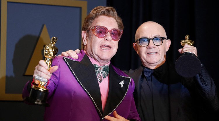 Elton John (b) és Bernie Taupin dalszövegíró az (I'm Gonna) Love Me Again című szerzeményükért a legjobb eredeti betétdalnak járó elismeréssel a 92. Oscar-gálán 2020. február 9-én. A dalt a Rocketman című életrajzi filmhez írták.