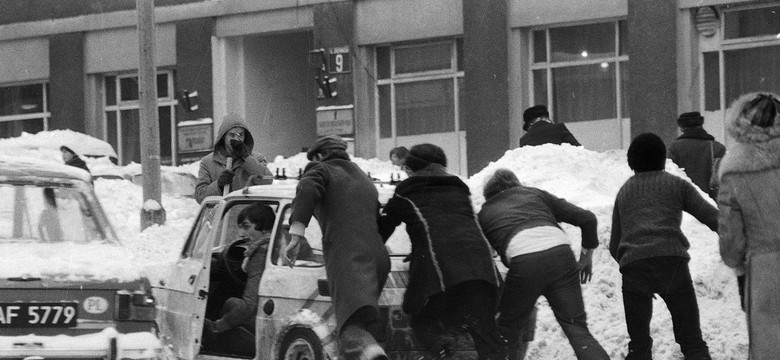 Ta zima zaskoczyła wszystkich. Od mrozu pękały szyny, a w sklepach brakowało towarów