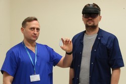 Cięcie z wirtualną precyzją. Chirurdzy będą nosić okulary VR