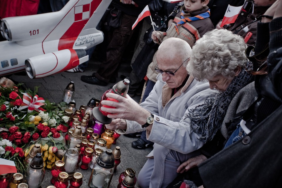 Zwolennicy PiS przed pałacem, fot. Maciej Stankiewicz