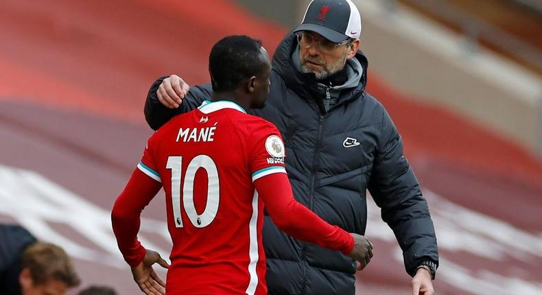 Liverpool manager Jurgen Klopp speaks with Sadio Mane