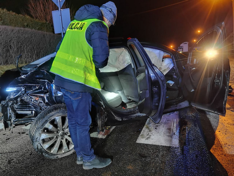 Obywatel Ukrainy przewoził w oplu dwóch obywateli Afganistanu. Na DK 19 zderzył się z ciężarówką