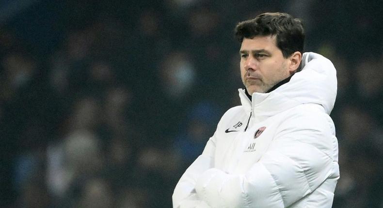 Manchester United could wait until the end of the season to try and lure Paris Saint-Germain boss Mauricio Pochettino back to the Premier League