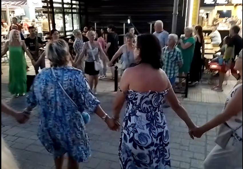 Srbi zaigrali kolo u Paraliji