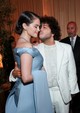 Selena Gomez párkapcsolata az egyik legegészségesebb modern happy end, amit csak láthattunk az elmúlt időkben, méghozzá egy sor fontos tanulsággal fűszerezve: engedd el a toxikus nagy szerelmedet, és ne legyél valakivel csak azért, hogy elmondhasd, nem vagy egyedül. Viszont amikor megtalálod azt az embert, akivel maradéktalanul jól érzed magad, engedd be őt az életedbe. Ennél a kék Prada ruhánál szebbet pedig nem is választhatott volna a színésznő, hogy beragyogja a 82. Golden Globe-ot.