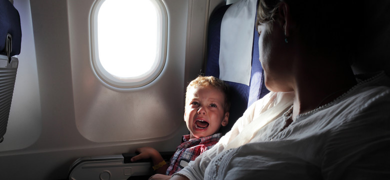 Płaczące dziecko w samolocie. Stewardessa przedstawia metody na głośnego kompana podróży