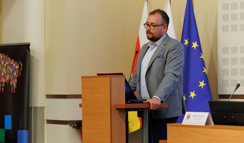 Wicemarszałek Sebastian Łukaszewicz podczas 55. sesji Sejmiku Województwa Podlaskiego, 25.09.2023