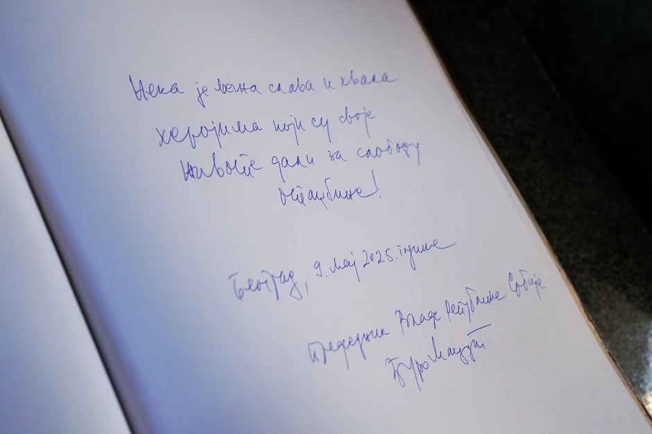 Predsednik Vlade Republike Srbije Đuro Macut položio je venac na Avali povodom Dana pobede nad fašizmom