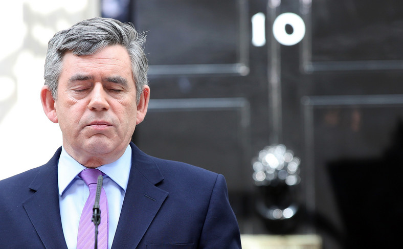 Mimo zwycięstwa konserwatyści Davida Camerona nie uzyskali bezwzględnej większości w Izbie Gmin, czyli co najmniej 326 mandatów. Laburzyści premiera Gordona Browna, którzy pozostawali u władzy od roku 1997, otrzymali 258 mandatów - o 91 mniej niż w wyborach w roku 2005.  Na zdj. Gordon Brown, premier Wielkiej Brytanii, w przerwie podczas przemówienia do dziennikarzy przed swoja siedzibą przy Dowining Street 10, 7 maja 2010.