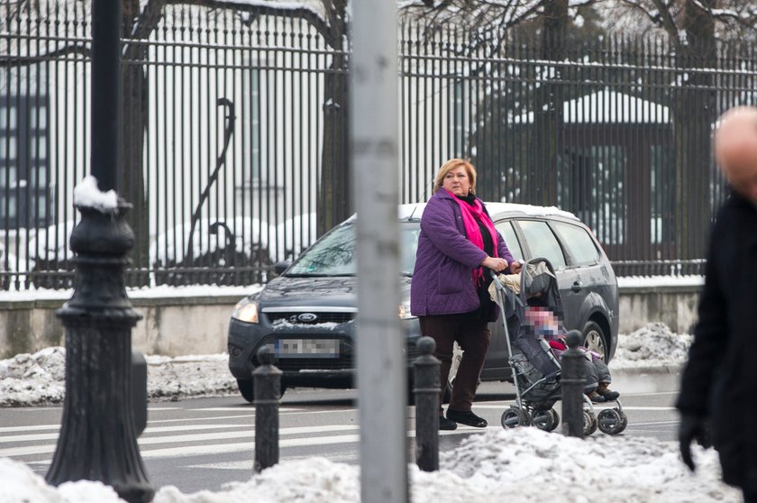 Anna Komorowska z wnuczką na spacerze