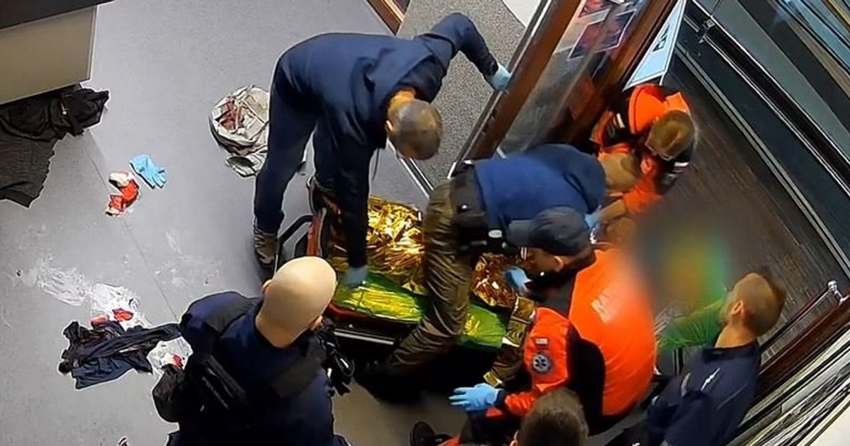 Dramatyczna akcja ratunkowa na komisariacie we Wrocławiu. Seniorowi pękła żyła udowa