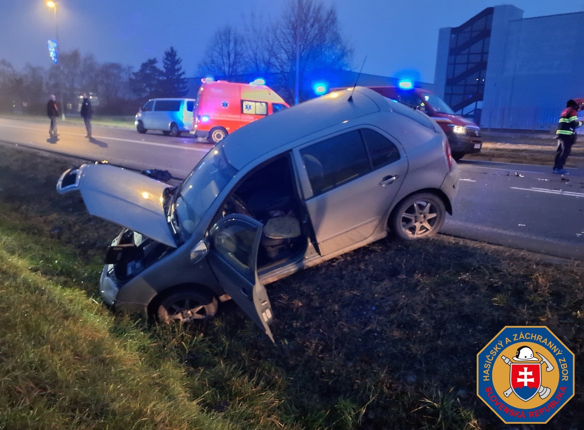 Bratislavskí hasiči zasahovali pri nehode.