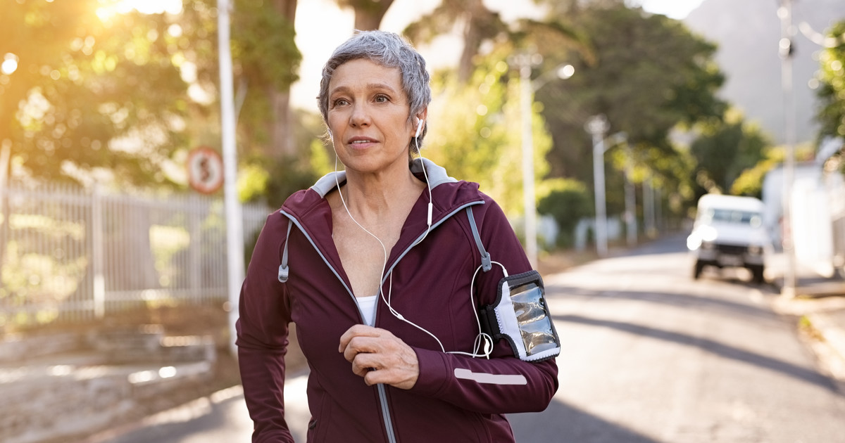 Es mejor correr después de los 50 solo que en pareja