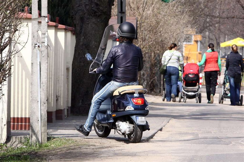 Celebryta na skuterze. Poznajesz go?