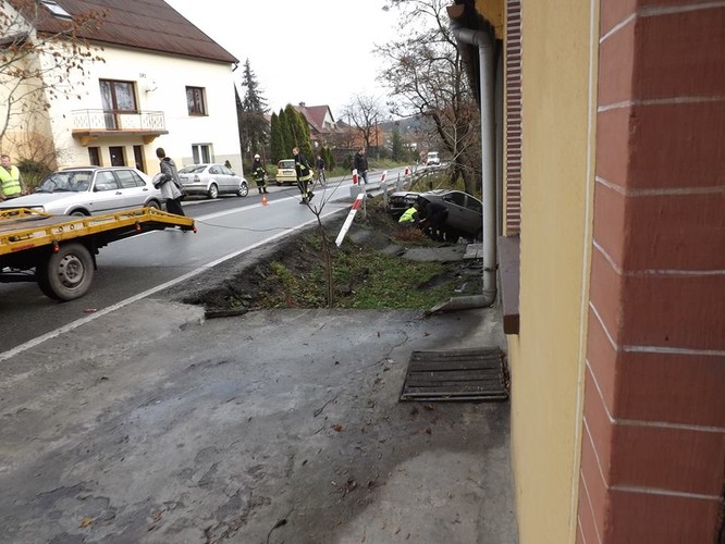 Samochód rozbity na pechowym zakręcie