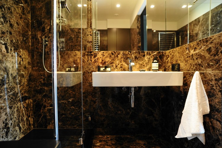 W cenie mieszkania klienci otrzymają m.in. dębowe podłogi, wyposażoną garderobę oraz  pralnię, w której znajdzie się sprzęt firmy Miele.