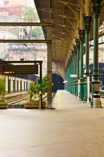 8. miejsce: Stacja Bento w Porto - Stacja została oddana do użytku w 1916 roku. Najbardziej znana jest ze swoich malowideł naściennych i azulejos (cienkich ceramicznych płytek) przedstawiających historię Portugalii.