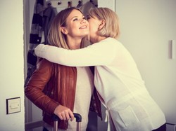 Kobiety wcześniej, ale ogólnie Polacy później niż reszta Europejczyków wyprowadzają się od rodziców...