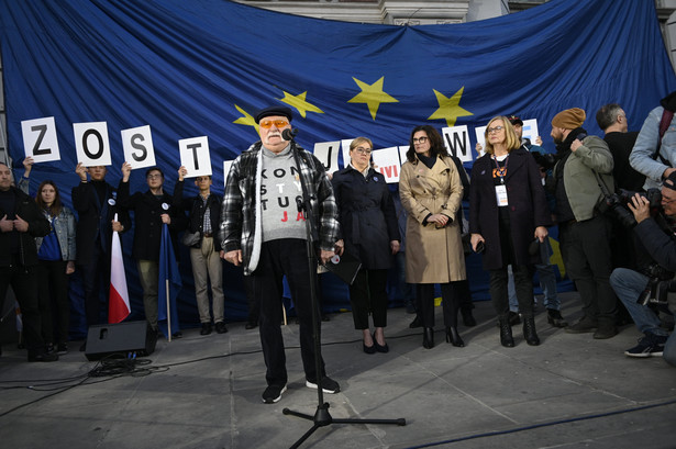 10.10.2021 Gdansk , ul. Dlugi Targ . Lech Walesa podczas protestu przeciwko wyrokowi Trybunalu Konstytucyjnego Julii Przylebskiej stwierdzajacego wyzszosc prawa krajowego nad prawem Unii Europejskiej . Fot. Bartosz Banka / Agencja Gazeta