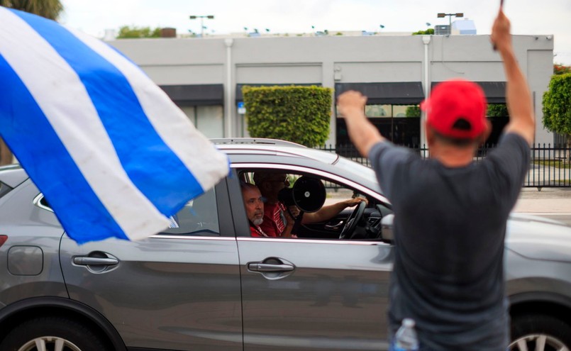 Zwolennicy byłego prezydenta USA Donalda Trumpa organizują demonstrację po incydencie w Pensylwanii