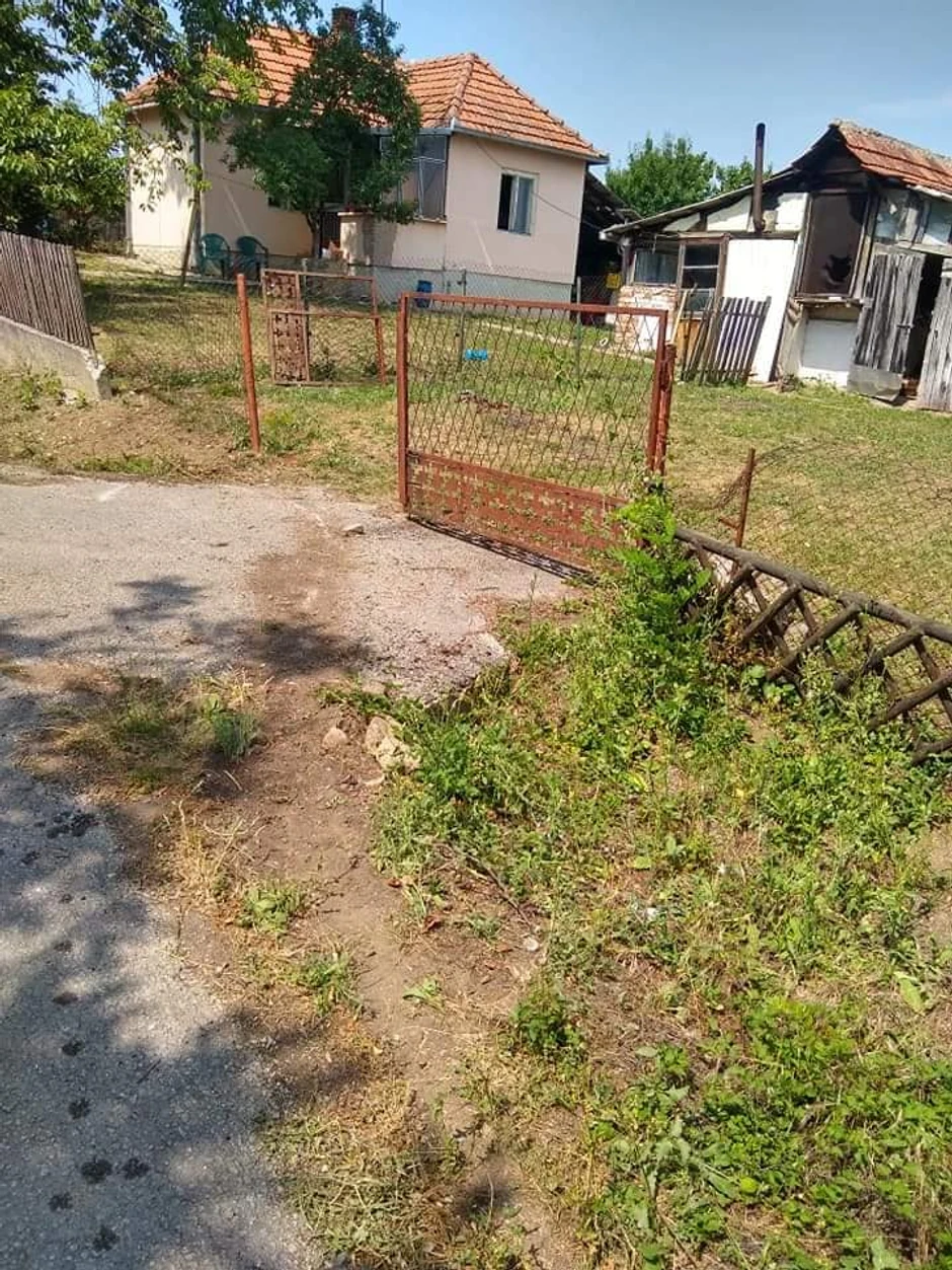 Razvaljena kapija na imanju porodice Simović