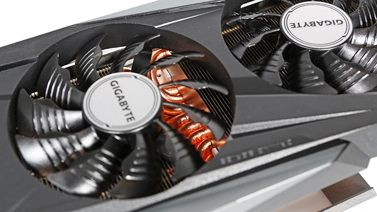 Gigabyte GeForce RTX 3090 GAMING OC 24G – układ chłodzenia złożony jest 7 ciepłowodów, dwóch zestawów żeberek oraz trzech wentylatorów z łopatkami o zwiększonej powierzchni