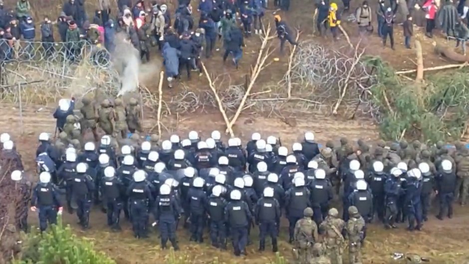 Ujęcie z nagrania służb wykonane na granicy polsko-białoruskiej 