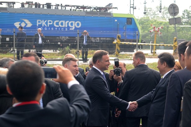 Warszawa, 20.06.2016. Wizyta prezydenta Chin w Polsce. Prezydent Andrzej Duda (C) i przewodniczący Chińskiej Republiki Ludowej Xi Jinping (P), podczas powitania pierwszego pociągu na trasie Chiny-Europa "China Railway Express" w terminalu Cargo Connect przy ul. Marywilskiej w Warszawie, 20 bm. (mr) PAP/Marcin Obara