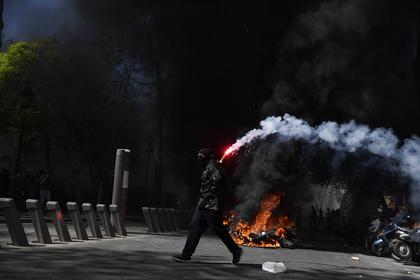 Protest żółtych kamizelek w Paryżu. Spalone auta i ponad 120 zatrzymań -  Wiadomości - Forbes.pl