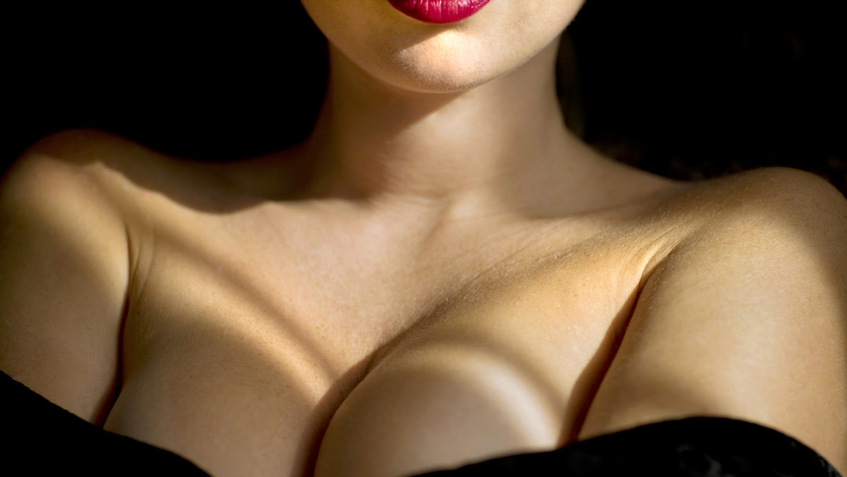 Gwiazda "Mad Man" Christina Hendricks zapoczątkowała w Wielkiej Brytanii modę na sterczące implanty piersi. Hojnie obdarzona przez naturę aktorka jest prawie tak samo znana dzięki swoim naturalnym krągłościom, co dzięki roli w osadzonym w latach 60. serialu o agencji reklamowej - i Brytyjki idą pod nóż, by się do niej upodobnić. Chirurg plastyk Garrick Georgeu przyznaje, że kiedy półtora roku zaczął używać implantów o tym kształcie był nieco sceptyczny, ale teraz zyskują one na popularności.