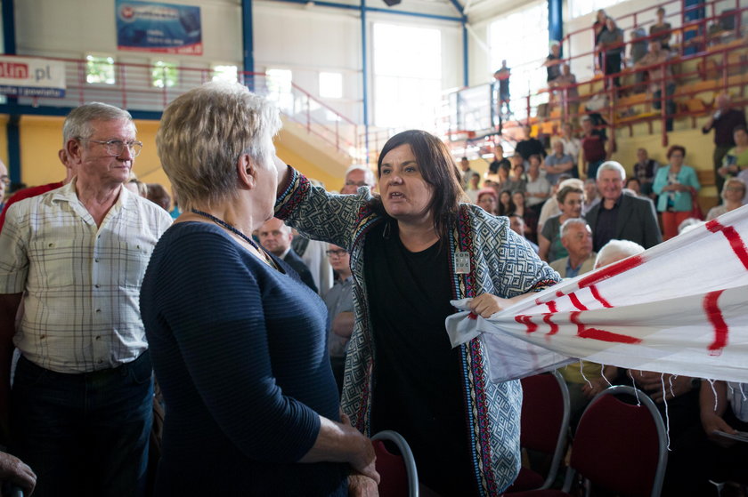 Szarpanina na spotkaniu z Morawieckim. W ruch poszły ręce!