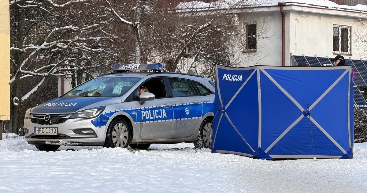 Policjantka w radiowozie. Obok parawan. Tragedia na Bródnie