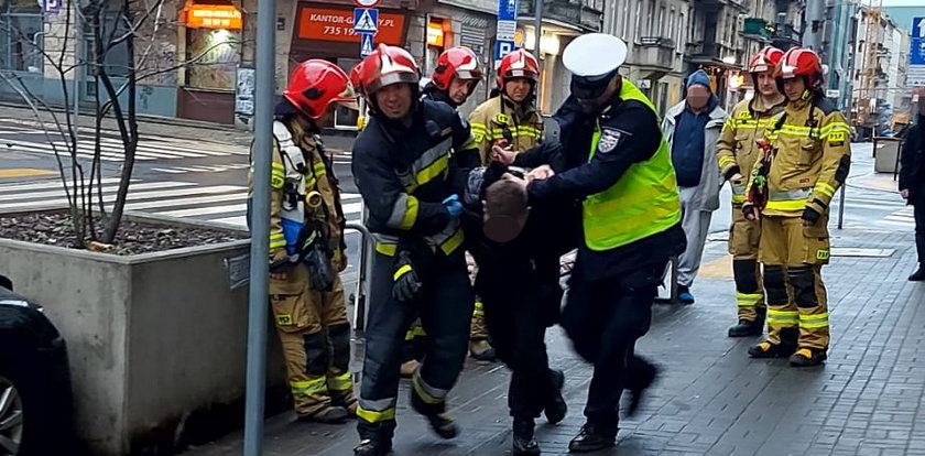 Staranował zaparkowane na chodniku w Poznaniu auto. To cud, że nikt nie zginął