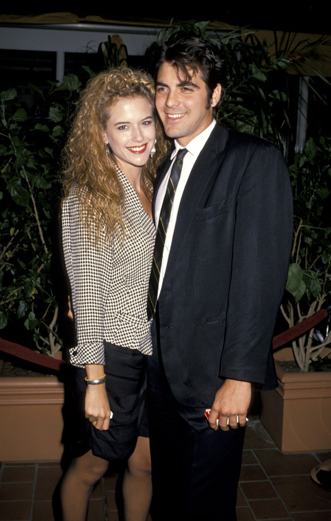 Kelly Preston i George Clooney na premierze filmu "Bliźniacy" (grudzień 1988 r.)