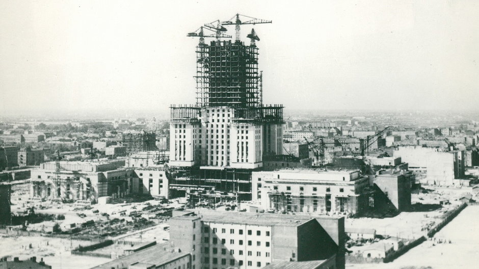 Pałac Kultury i Nauki w trakcie budowy w dniu 18 listopada 1953 r.