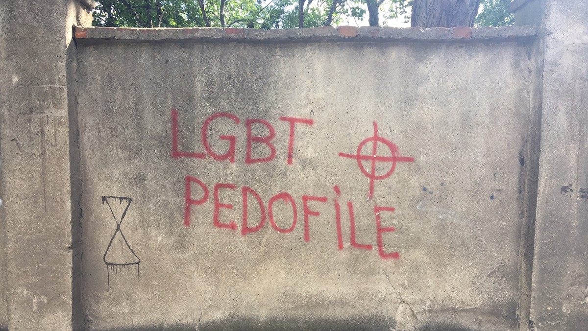 Wrocław: ktoś wymalował napis "LGBT Pedofile" na murze szkoły