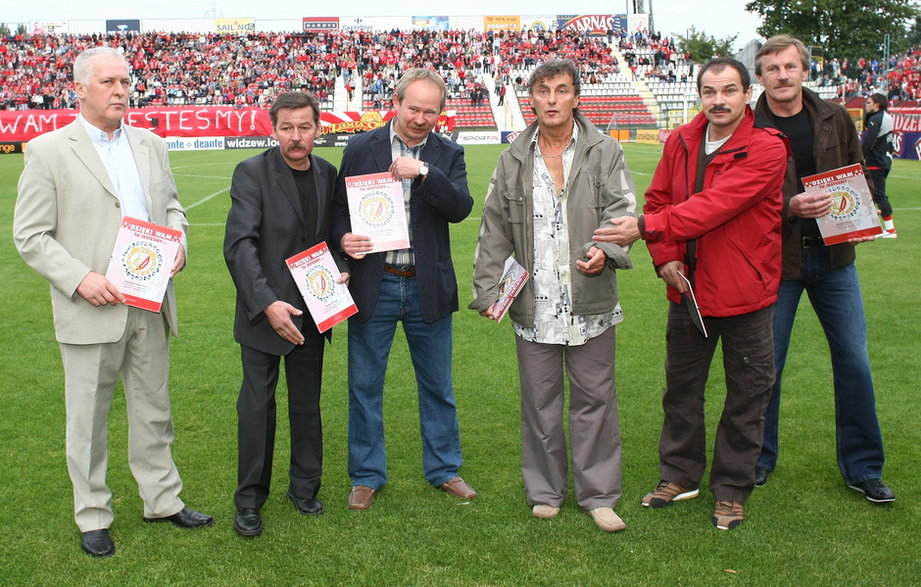 Krzysztof Kamiński (trzeci z lewej) podczas spotkania drużyny wielkiego Widzewa