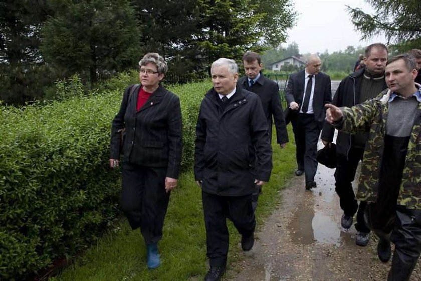 Kaczyński u powodzian. FOTY