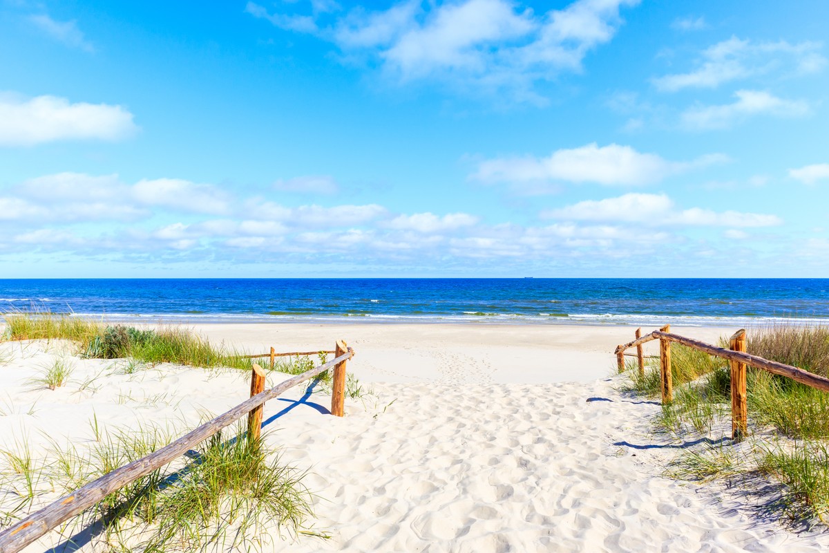 Te polskie plaże wyróżniono "Błękitną Flagą". Gdzie się znajdują?