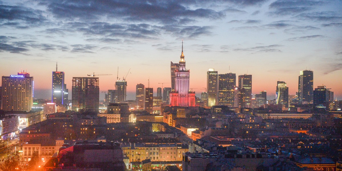 Warszawa jest największym i najatrakcyjniejszym centrum biznesowym Polski - uważają autorzy raportu o stanie polskich metropolii, dotyczącego Warszawy, przygotowanego przez firmę doradczą PwC. Wśród wyzwań firma wskazuje m.in. na zagospodarowanie przestrzeni miejskiej i dostępność służby zdrowia.