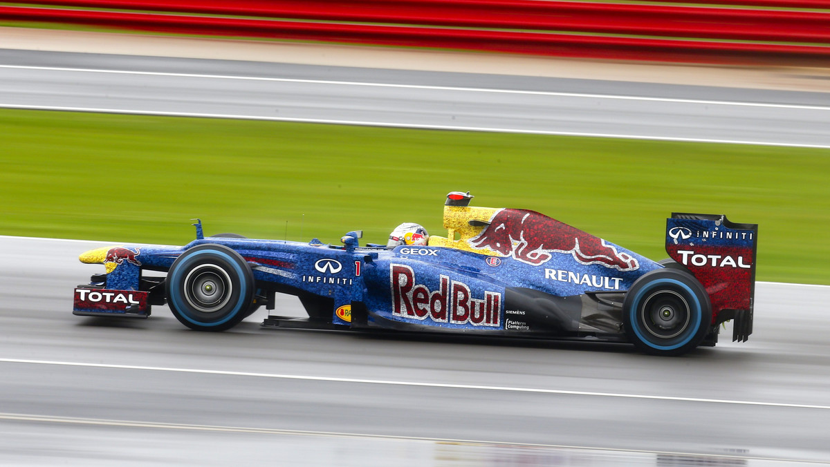 Mistrzowski zespół Red Bull Racing, który triumfował w dwóch z trzech poprzednich edycji Grand Prix Wielkiej Brytanii na torze Silverstone, podczas piątkowych treningów przegrał z pogodą. Sebastian Vettel ukończył obie sesje poza czołową dziesiątką, a Mark Webber - szósty przed południem - w drugiej sesji nie przejechał ani jednego pomiarowego okrążenia.