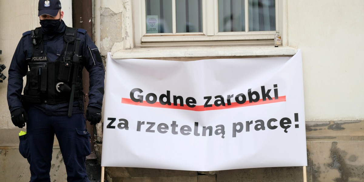 Warszawa, 07.04.2021. Protest Ogólnopolskiego Związku Zawodowego Pielęgniarek i Położnych przed budynkiem Ministerstwa Zdrowia. 