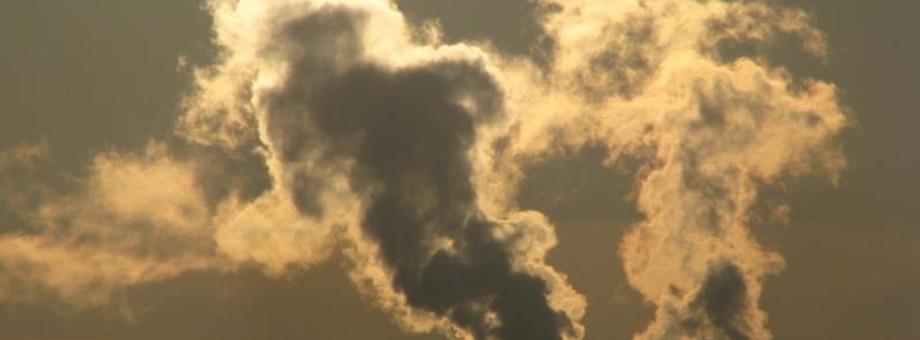 smog emisje co2 dym fabryka przemysł kominy