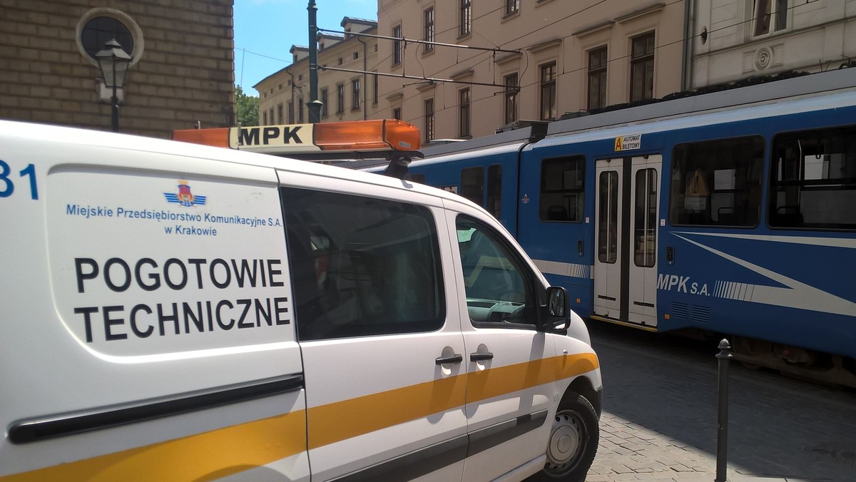 Krakowianie korzystający dziś o poranku z miejskiej komunikacji mają spore problemy. O poranku doszło do kolizji i wykolejenia się tramwaju w Nowej Hucie. Z utrudnieniami mieszkańcy muszą liczyć także w Płaszowie. Tam doszło do awarii tramwaju.