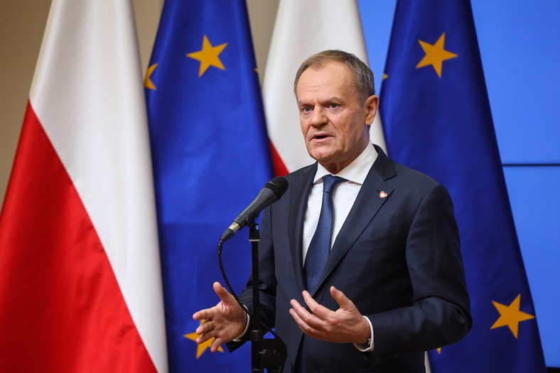 Premier Polski Donald Tusk podczas konferencji prasowej w Brukseli, 1 lutego 2024 r.