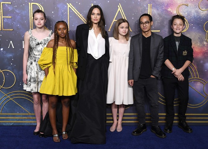 Anđelina Džoli sa decom na premijeri filma Eternal 2021. u Londonu